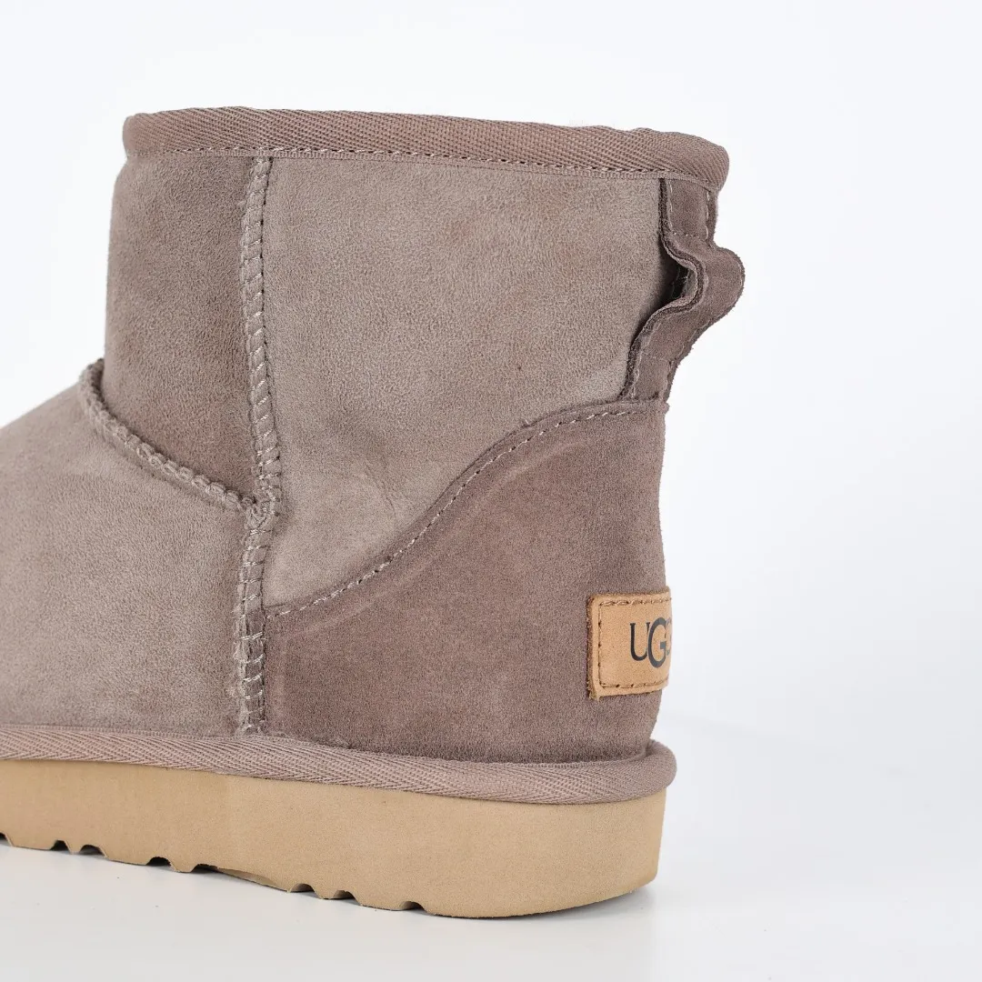 Pick up locally 💰540 Core recommendation Good price Cashmere insoles are a very suitable choice for keeping warm in winter and at home. In the new year, uug launched a series of styles, which are partial to the preferences of young consumers and have also moved to the forefront of fashion trends. Shoe body material Water-repellent coated suede upper 17mm UGGPURE™ implanted wool insole Lightweight non-slip comfortable rubber outsole With brand LOGO Trademark Comes with a full set of packaging Size: 35 36 37 38 39 40 41 42 43 44